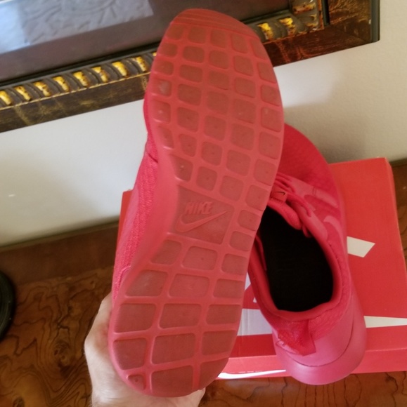 Nike Red Roshe Run Hyperfuse 12 - Picture 4 of 6